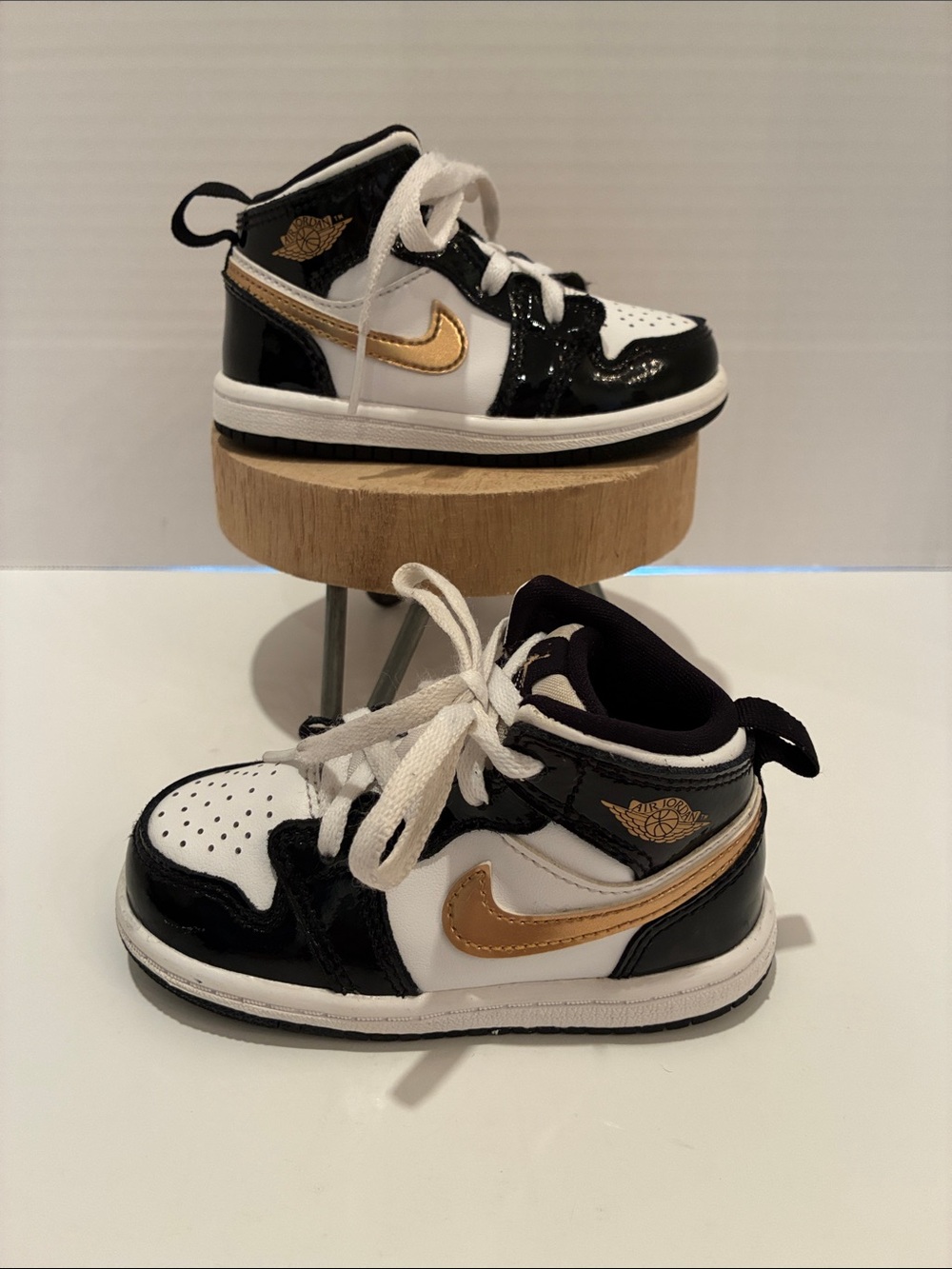 Air Jordan 1 Mid Patent SE TD Black Gold Toddler
Sneakers Size 7C